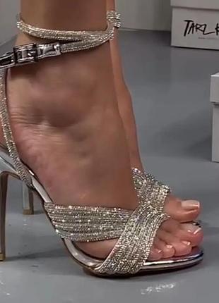 Женские босоножки на шпильке