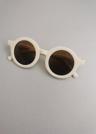 Дитячі сонцезахисні окуляри унісекс круглі молочні від 1.5 роки до 5 років1 фото