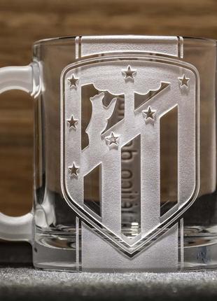Чашка с гравировкой лого футбольного клуба фк атлетико мадрид club atlético de madrid двухсторонняя с лозунгом