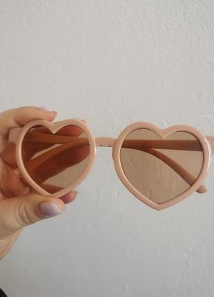 Дитячі сонцезахисні окуляри серце беж для дівчинки5 фото