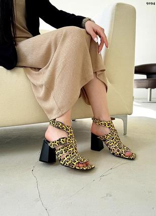 Кожаные трендовые босоножки