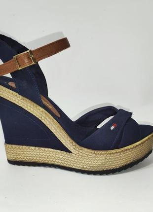 Tommy hilfiger босоножки на танкетке