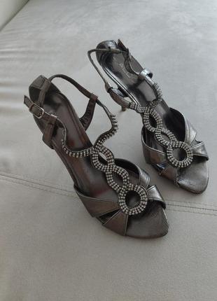 Серебряные босоножки aldo оригинал с камушками