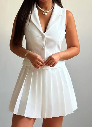 Білий жіночий класичний костюм на осінь для школи, роботи чи універу (жилет та міні-спідниця плісе)