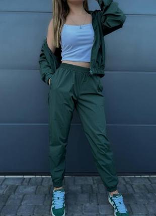 Спортивний костюм з жатої плащівки з кофтою на блискавці з капюшоном з манжетами на резинці з штанами середньої посадки з кишенями низ на резинці4 фото