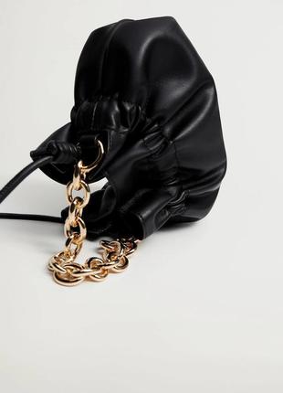 Mango -60% кругла міні-сумка з ручкою цепкою чорна