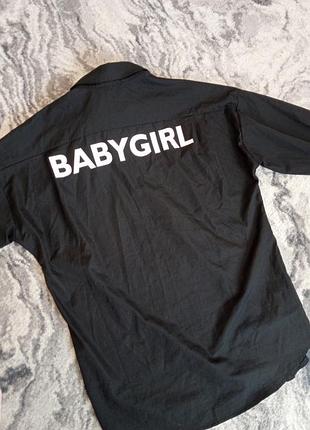 Женская рубашка с надписью на спине baby girl