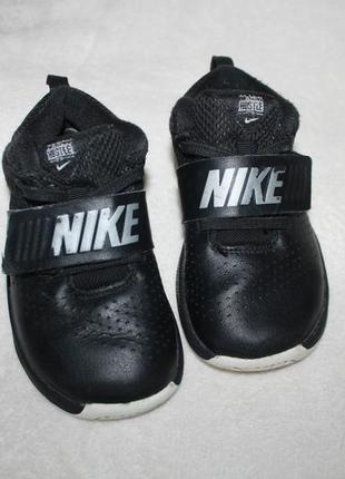 Кросівки фірми nike 26 розміру за устілкою 17 см.