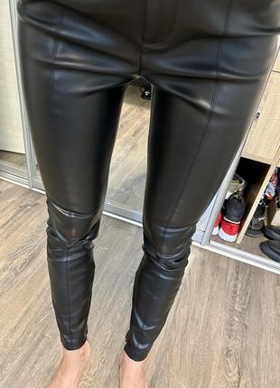 Брюки из эко кожи zara