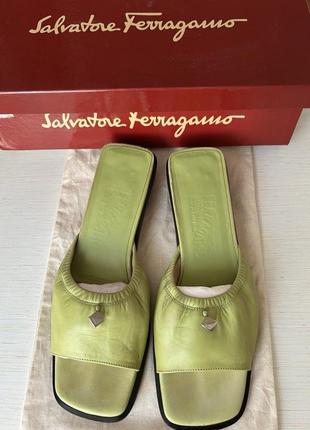Шльопанці salvatore ferragamo