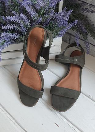 Босоніжки сандалі next 39 розмір