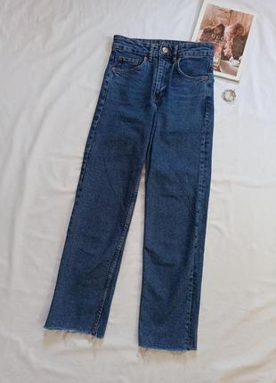 Синие прямые джинсы с необработанным низом