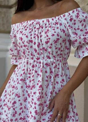 Красивое платье с открытыми плечами цветочный принт