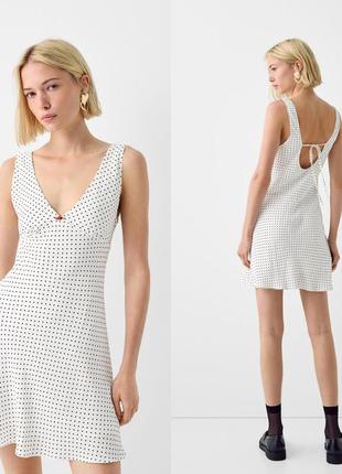 Коротка сукня в горошок із квіткою bershka