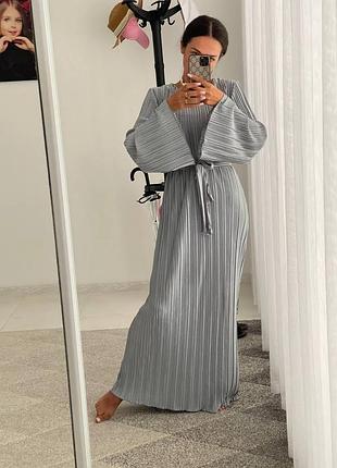 Сіра сукня міді