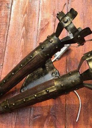 Кованый настенный светильник ручной работы в виде фонарика с двумя факелами в ретро стиле