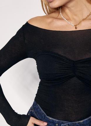 Трикотажний джемпер із драпіруванням на грудях — чорний колір, m (є розміри)6 фото