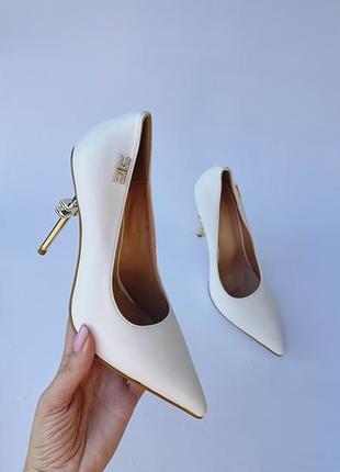 Туфлі білі с золотим каблучком