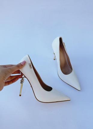 Туфлі білі с золотим каблучком