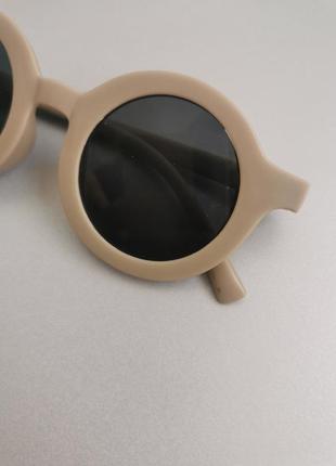 Дитячі сонцезахисні окуляри унісекс круглі темний беж від 1.5 роки до 5 років2 фото