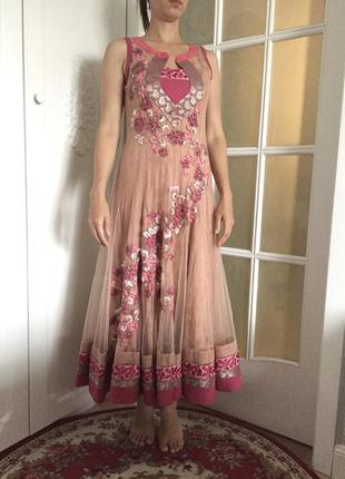 Нарядное этническое платье с богатым декором