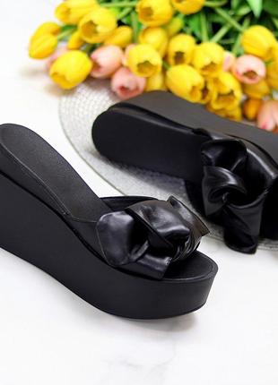 Елегантні чорні шкіряні жіночі шльопанці натуральна шкіра на платформі