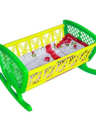 Кроватка с постелью зеленая.