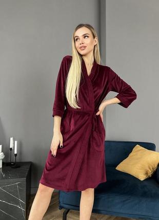Жіночий велюровий халат до колін, на запах з боковими кишенями julia бордовий