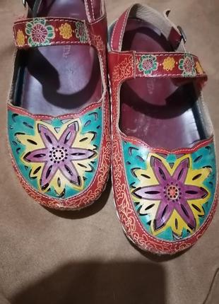 Сандалі шкіряні, в тренді. франція.