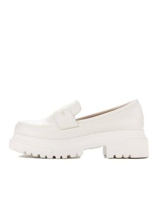 Лоферы женские демисезонные horoso белого цвета