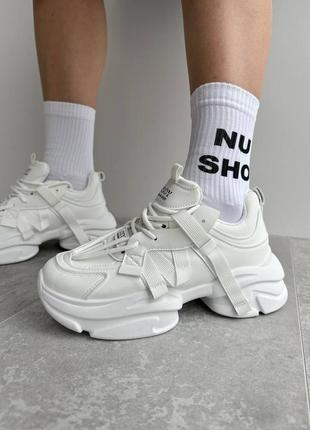Женские стильные белые массивные кроссовки на платформе из экокожи