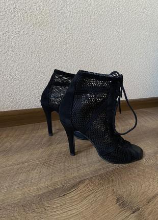 Туфлі high heels