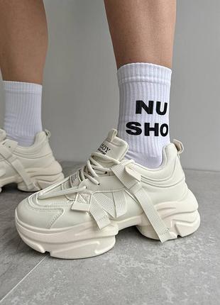 Женские стильные молочные массивные кроссовки на платформе из экокожи