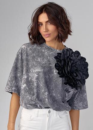 Футболка oversize у техніці тай-дай з об'ємною квіткою