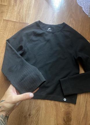 Кроп топ в рубчик чорний базовий по фігурі рашгард спортивний