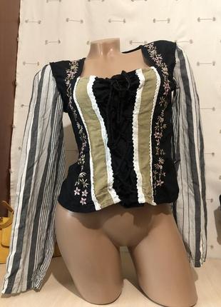 Блузка з вишивкою