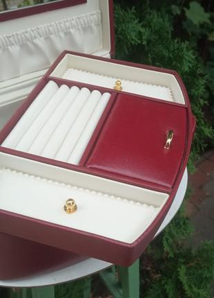 Шкатулка из натуральной кожи , винтаж.от dulwich desain в новом состояние.