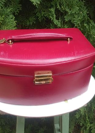 Шкатулка из натуральной кожи , винтаж.от dulwich desain в новом состояние.