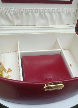 Шкатулка из натуральной кожи , винтаж.от dulwich desain в новом состояние.