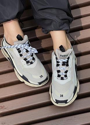 Женские кроссовки balenciag triple s beige