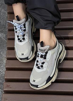 Женские кроссовки balenciag triple s beige