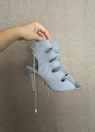 Босоножки на каблуке. сандалии на каблуке