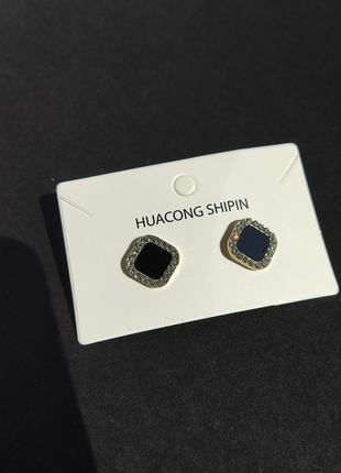 Серьги гвоздики черный ромб с камушками