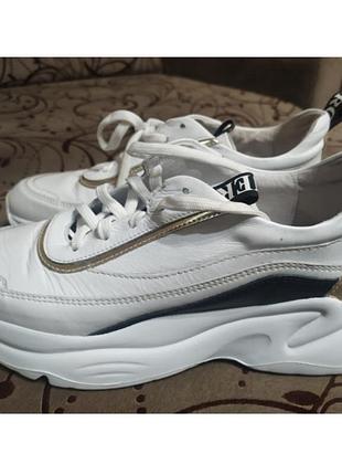 Кроссовки nero giardini женские, italy,покупались в чехии  маг" baťa,". натуральная кожа , размер 37