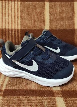 Оригінальні кросівки nike revolution