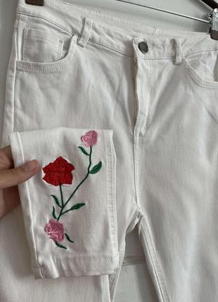 Белоснежная джинсы с вишней