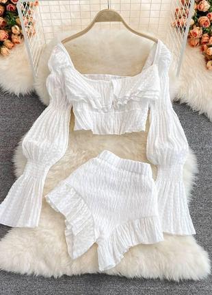 Стильный комфортный костюм с рюшами