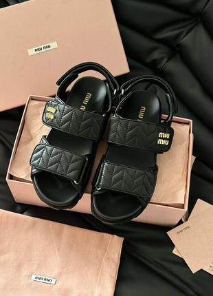 Жіночі чорні шкіряні сандалі miu miu sporty matelassé сандалії на липучках міу міу