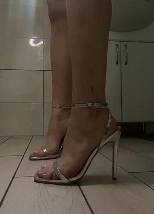 Босоніжки на підборах