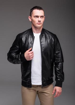 Черный мужской бомбер из эко-кожи